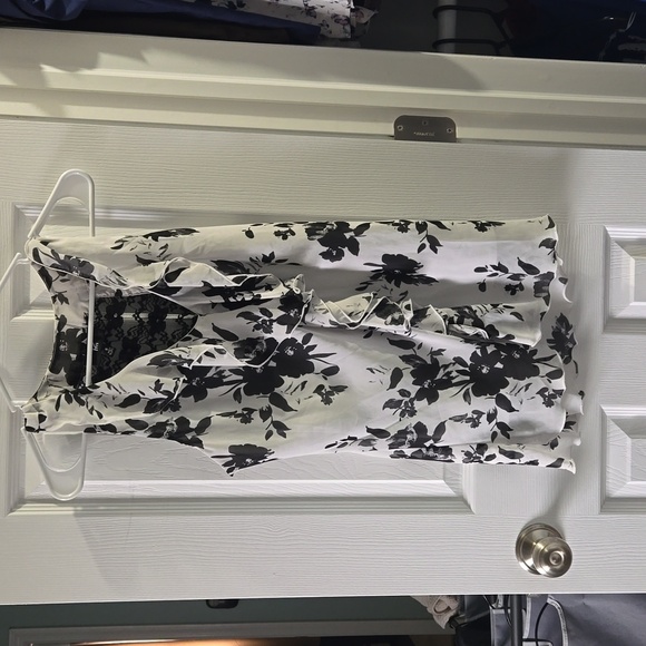 Sleeveless Blouse - Picture 1 of 4